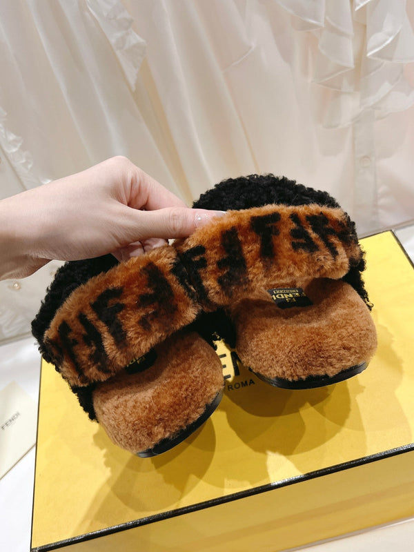 FENDI DAD SANDAL IN BLACK MIX CINNAMON BROWN FLEECE