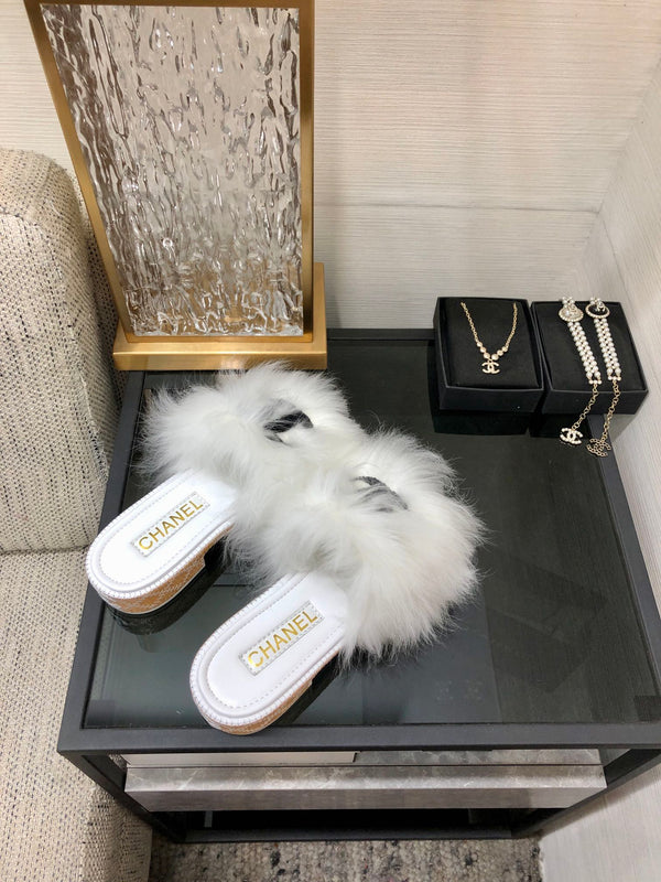 CC 26s Logo Slides White Furry Leather 970162