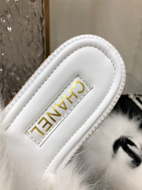 CC 26s Logo Slides White Furry Leather 970162