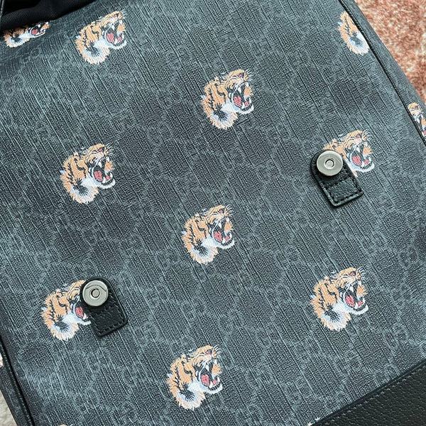 ZAINO MEDIO STAMPA TIGRE 43 IN TELA NERA E FINITURE IN PELLE