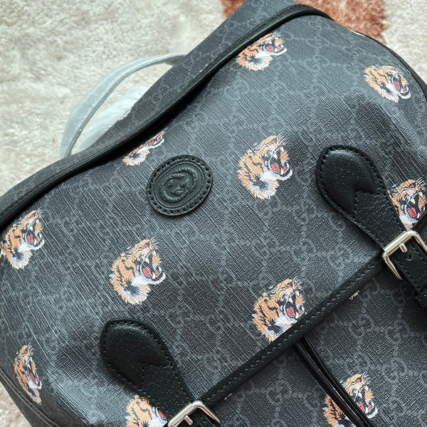 ZAINO MEDIO STAMPA TIGRE 43 IN TELA NERA E FINITURE IN PELLE