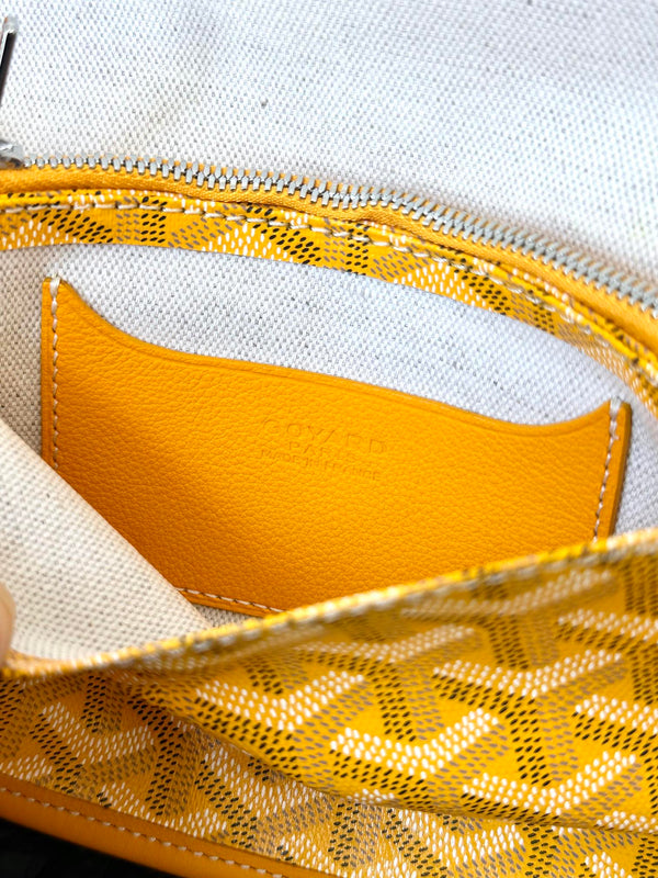 PORTAFOGLIO PLUMET POCKET 20 IN TELA GOYARDINE GIALLA E FINITURE IN PELLE DI AGNELLO