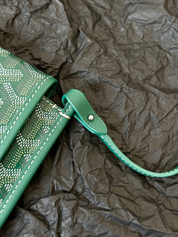 PORTAFOGLIO PLUMET POCKET 20 IN TELA GOYARDINE VERDE E PROFILI IN AGNELLO