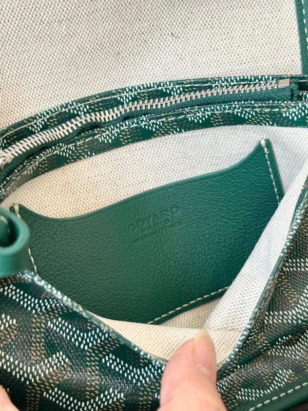 PORTAFOGLIO PLUMET POCKET 20 IN TELA GOYARDINE VERDE E PROFILI IN AGNELLO