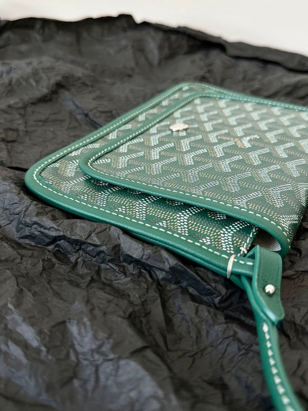 PORTAFOGLIO PLUMET POCKET 20 IN TELA GOYARDINE VERDE E PROFILI IN AGNELLO