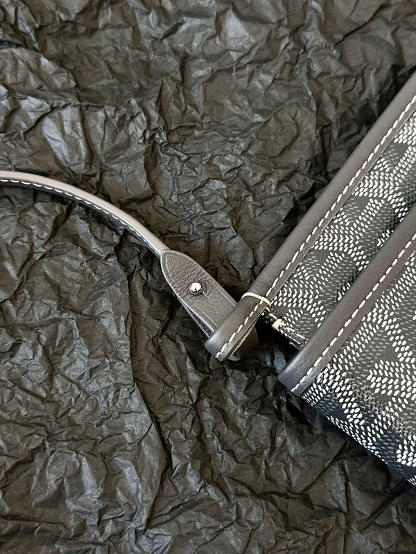 PORTAFOGLIO PLUMET POCKET 20 IN TELA GOYARDINE GRIGIA NERA E FINITURE IN PELLE DI AGNELLO