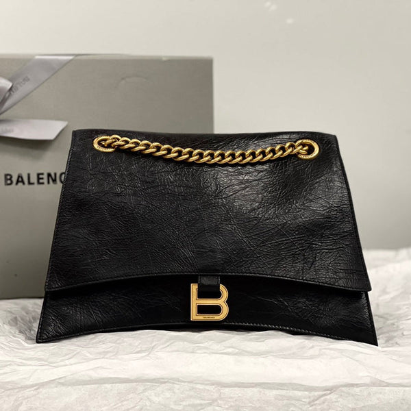BORSA A CATENA CRUSH MEDIA 31 IN PELLE DI VITELLO SCHIACCIATA NERA CON FERRAMENTA ORO