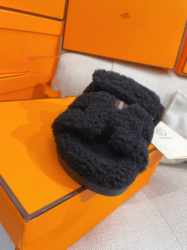 sandalo chypre in lana di agnello nera