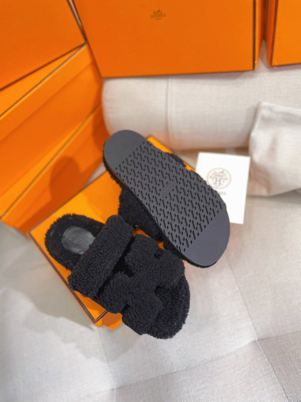 sandalo chypre in lana di agnello nera