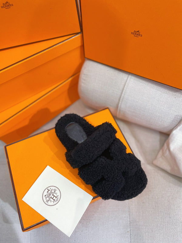 sandalo chypre in lana di agnello nera