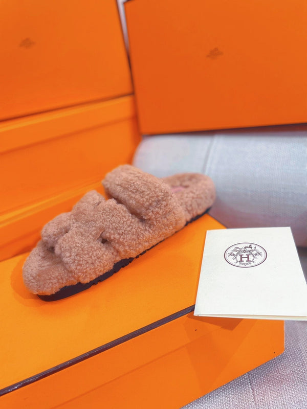 chypre sandal light pink lamb wool