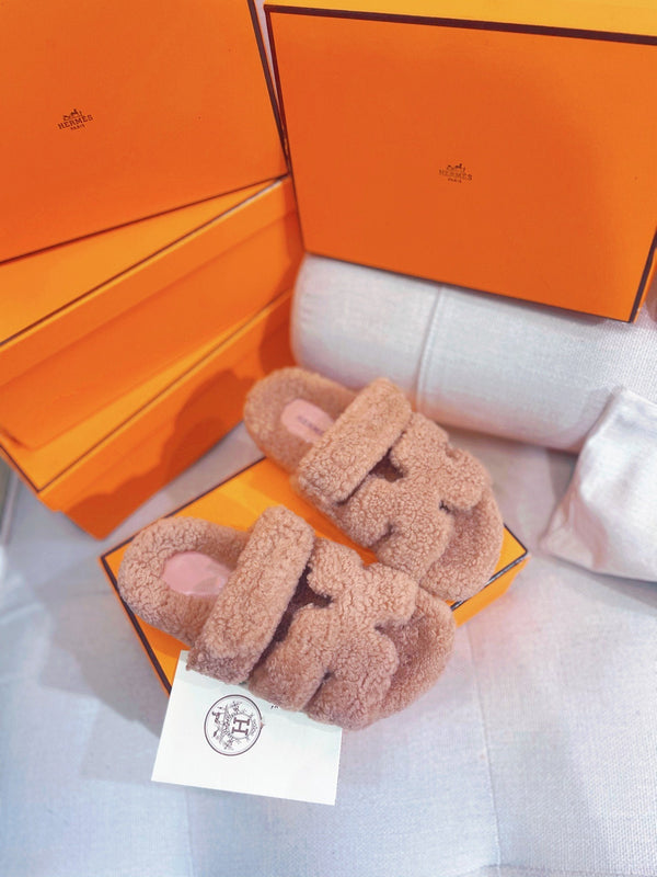 chypre sandal light pink lamb wool