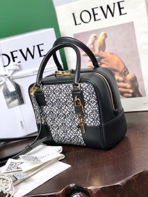 BORSA LOE AMAZONA 19 IN PELLE DI VITELLO NERA E JACQUARD MONOGRAMMA