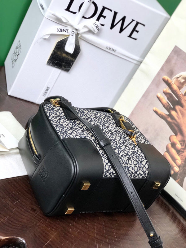 BORSA LOE AMAZONA 19 IN PELLE DI VITELLO NERA E JACQUARD MONOGRAMMA