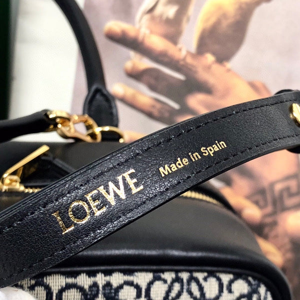 BORSA LOE AMAZONA 19 IN PELLE DI VITELLO NERA E JACQUARD MONOGRAMMA