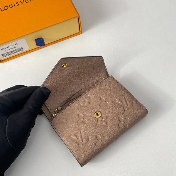 Portafoglio LV M64060 Victorine in pelle Empreinte monogramma beige 221684