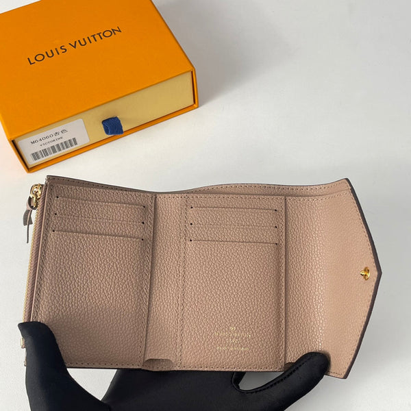 Portafoglio LV M64060 Victorine in pelle Empreinte monogramma beige 221684