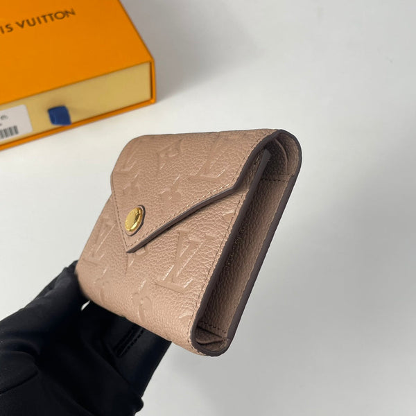 Portafoglio LV M64060 Victorine in pelle Empreinte monogramma beige 221684