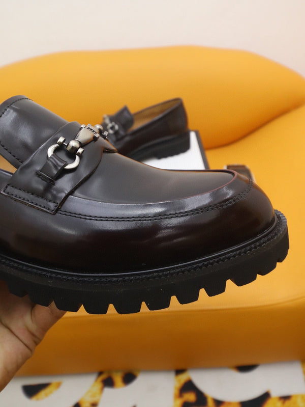 Mocassino da uomo GG in pelle verniciata marrone scuro 524061