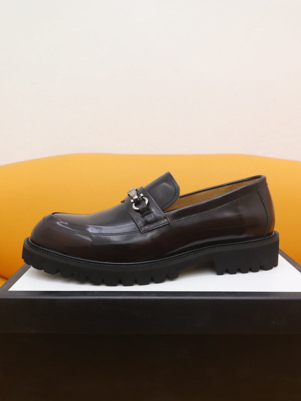 Mocassino da uomo GG in pelle verniciata marrone scuro 524061