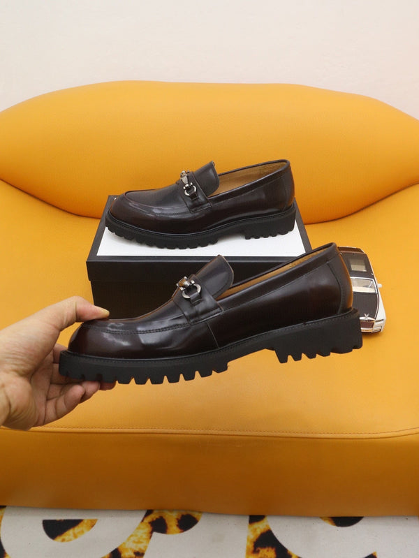 Mocassino da uomo GG in pelle verniciata marrone scuro 524061