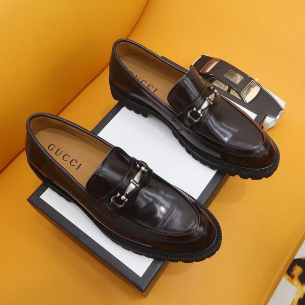 Mocassino da uomo GG in pelle verniciata marrone scuro 524061