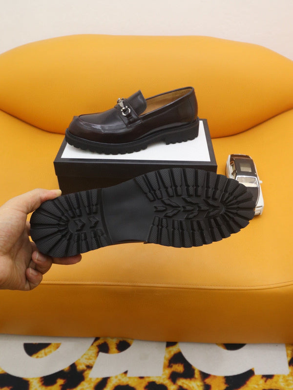 Mocassino da uomo GG in pelle verniciata marrone scuro 524061