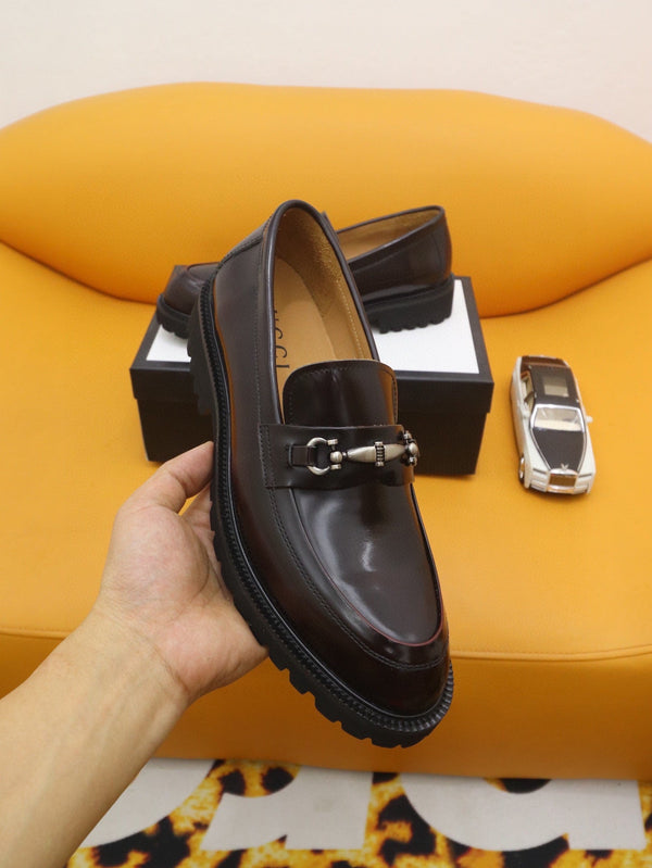 Mocassino da uomo GG in pelle verniciata marrone scuro 524061