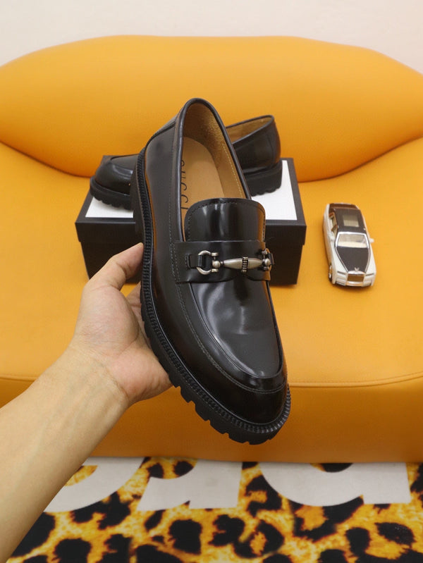 Mocassino da uomo GG in pelle verniciata nera 524062