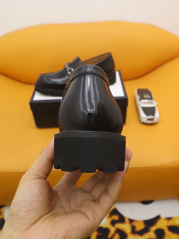 Mocassino da uomo GG in pelle verniciata nera 524062