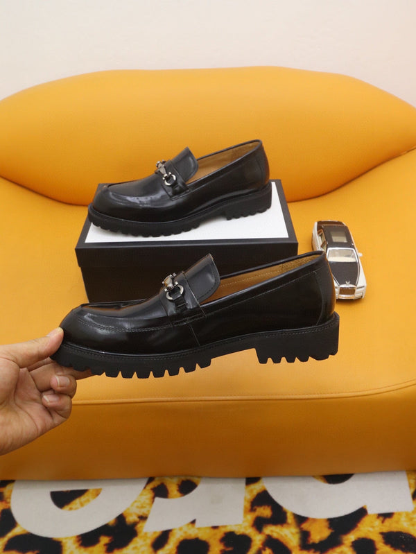 Mocassino da uomo GG in pelle verniciata nera 524062