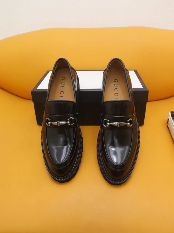 Mocassino da uomo GG in pelle verniciata nera 524062