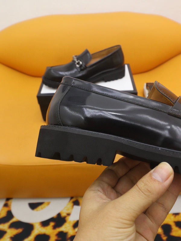 Mocassino da uomo GG in pelle verniciata nera 524062