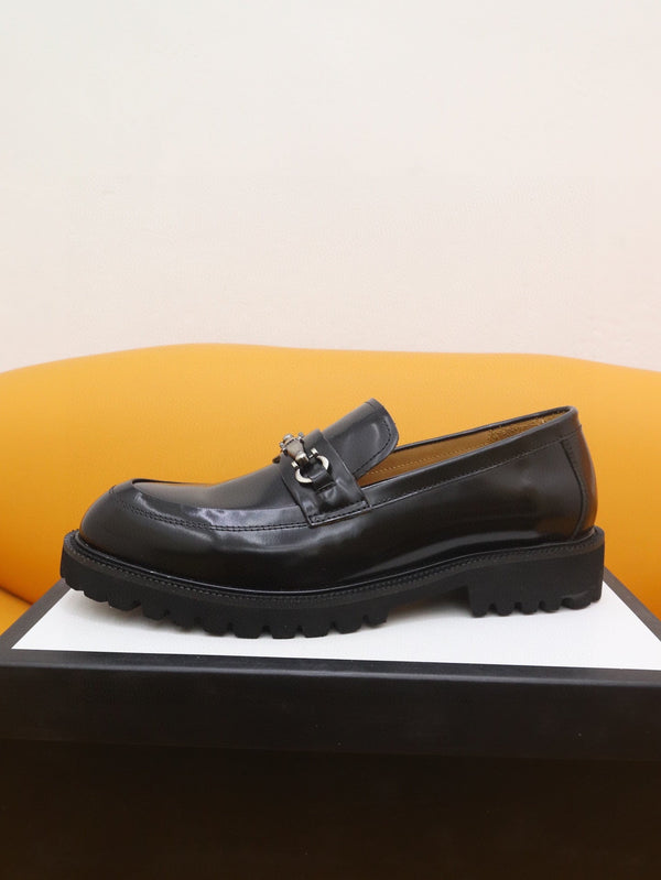 Mocassino da uomo GG in pelle verniciata nera 524062