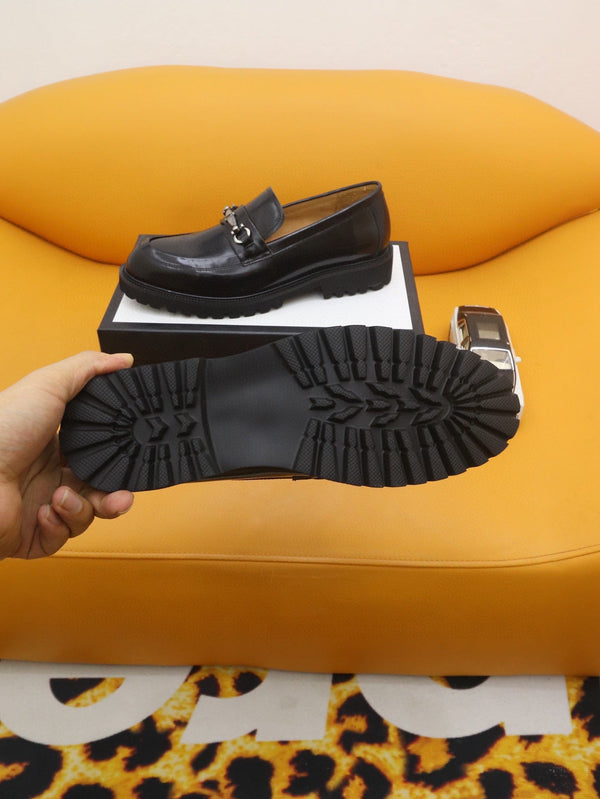 Mocassino da uomo GG in pelle verniciata nera 524062