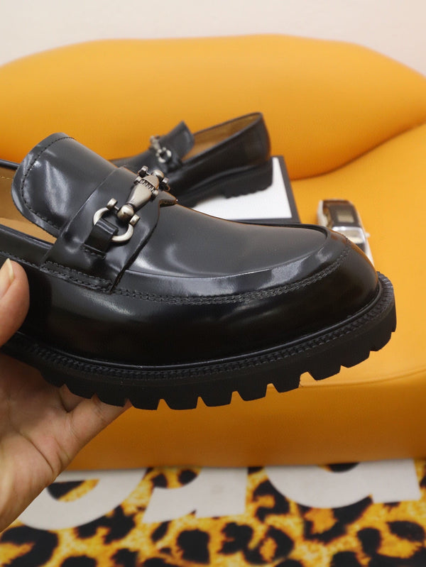 Mocassino da uomo GG in pelle verniciata nera 524062