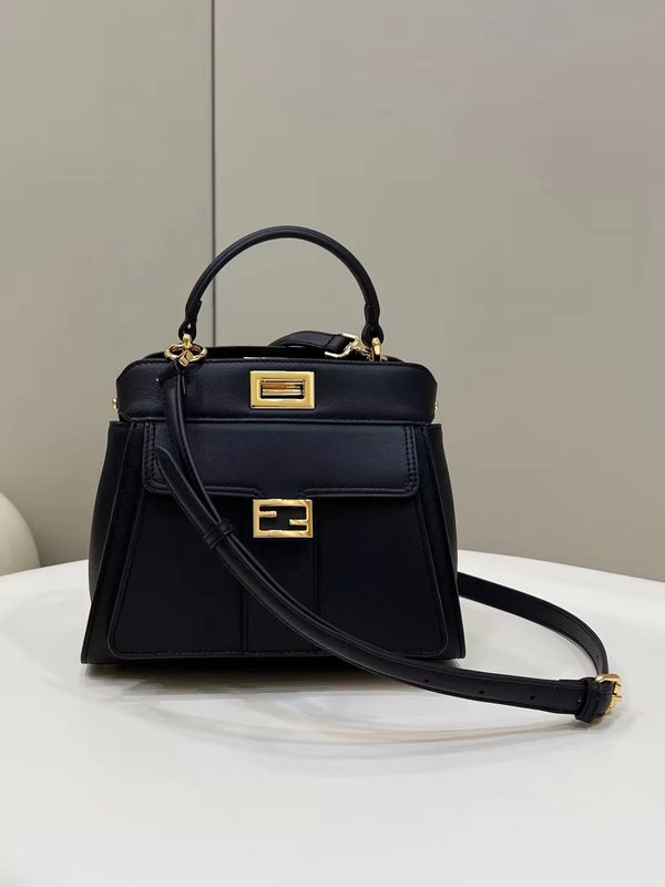 BORSA FENDI PEEKABOO MINI 23 IN PELLE DI VITELLO NERA CON FERRAMENTA ORO