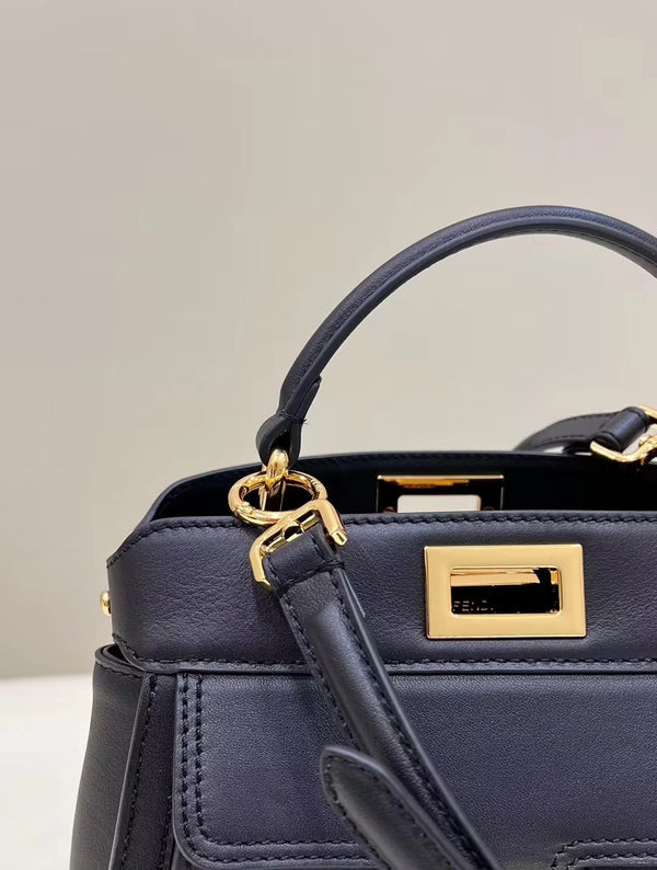 BORSA FENDI PEEKABOO MINI 23 IN PELLE DI VITELLO NERA CON FERRAMENTA ORO