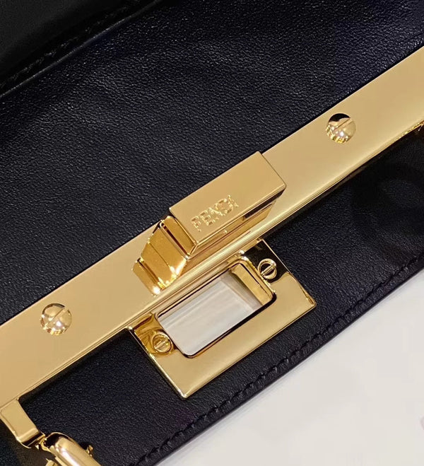 BORSA FENDI PEEKABOO MINI 23 IN PELLE DI VITELLO NERA CON FERRAMENTA ORO