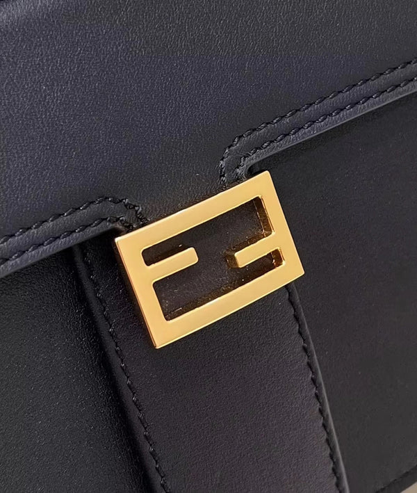 BORSA FENDI PEEKABOO MINI 23 IN PELLE DI VITELLO NERA CON FERRAMENTA ORO
