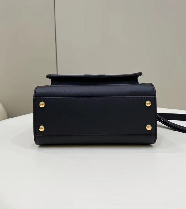 BORSA FENDI PEEKABOO MINI 23 IN PELLE DI VITELLO NERA CON FERRAMENTA ORO