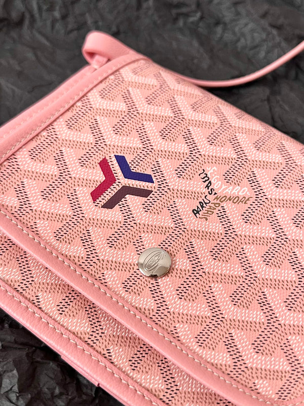 PORTAFOGLIO PLUMET POCKET 20 IN TELA GOYARDINE ROSA E PROFILI IN AGNELLO