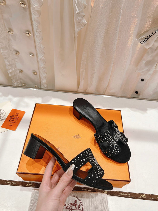 SANDALI OASIS IN PELLE DI AGNELLO NERA CON ATTACCO DI CRISTALLO