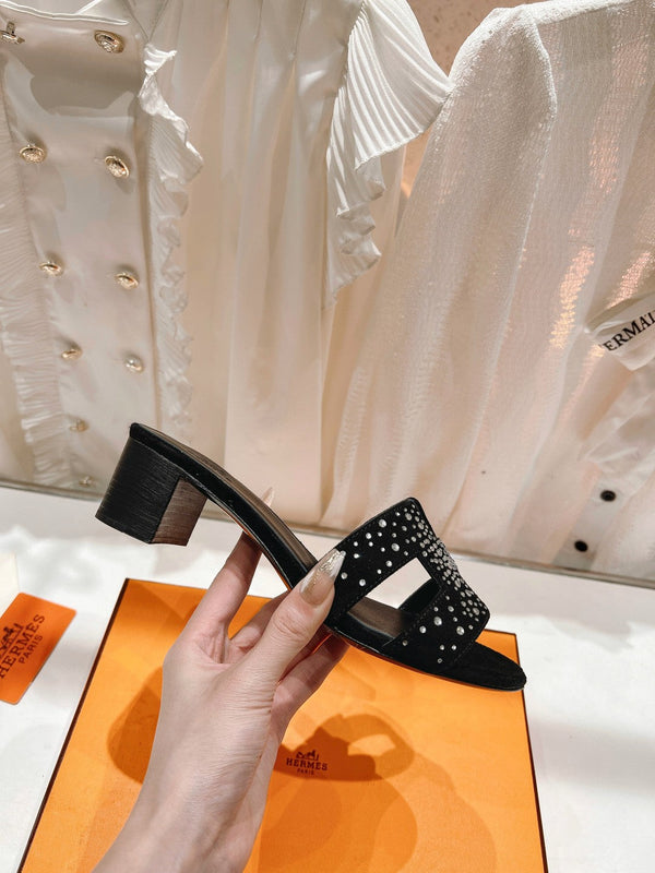 SANDALI OASIS IN PELLE DI AGNELLO NERA CON ATTACCO DI CRISTALLO