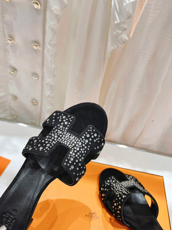 SANDALI OASIS IN PELLE DI AGNELLO NERA CON ATTACCO DI CRISTALLO