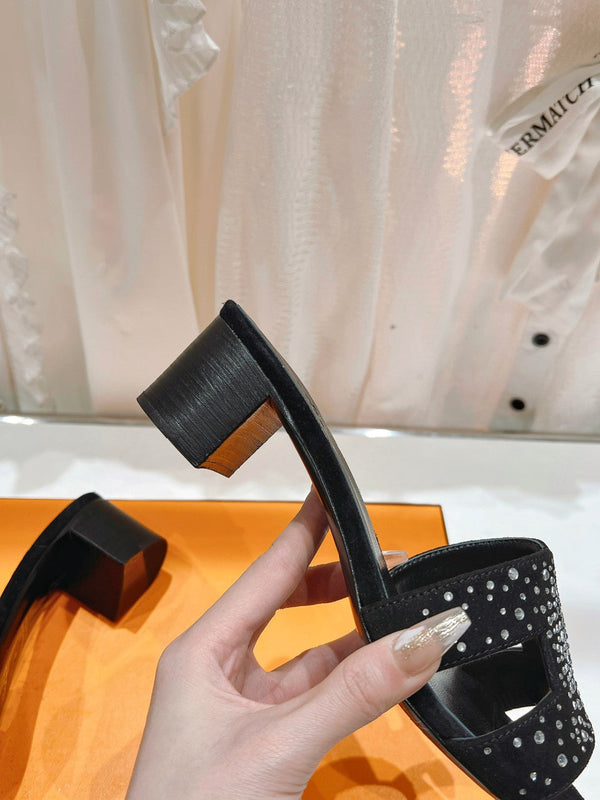 SANDALI OASIS IN PELLE DI AGNELLO NERA CON ATTACCO DI CRISTALLO