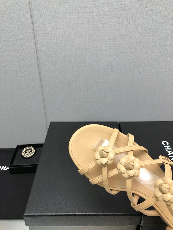 SANDALO BASSO FLOREALE IN PELLE DI AGNELLO GIALLO SABBIA