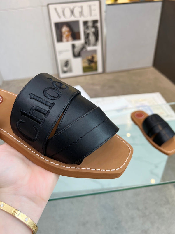 CHLOÉ WOODY MULE IN BLACK LAMBSKIN WITH EMBROIDERED LOGO