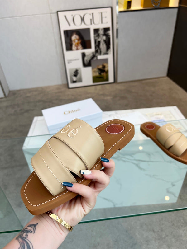 CHLOÉ WOODY MULE IN TUSCAN BEIGE LAMBSKIN WITH EMBROIDERED LOGO