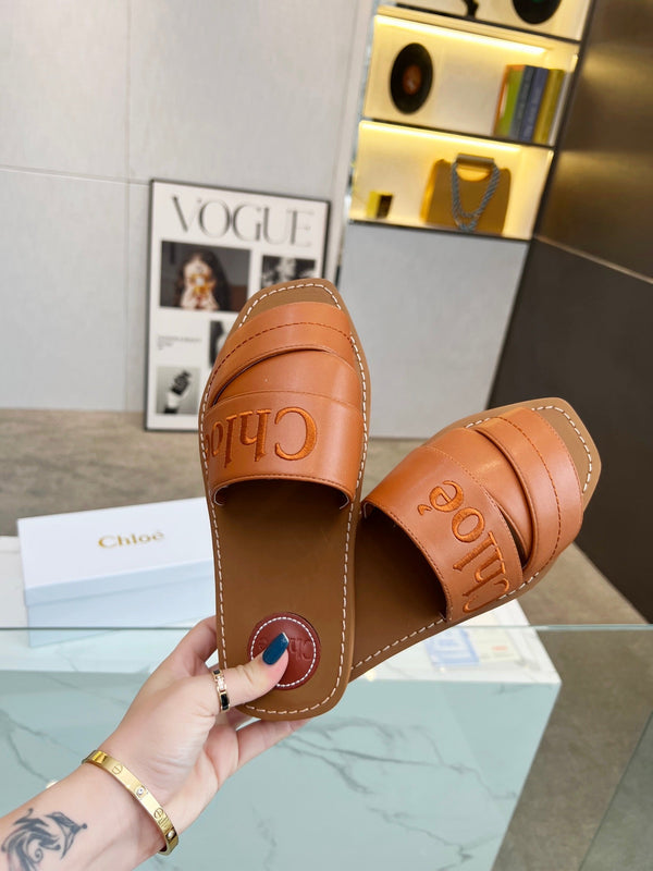 CHLOÉ WOODY MULE IN BRONZE BROWM LAMBSKIN WITH EMBROIDERED LOGO